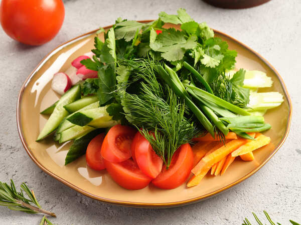 Farfurie simplă cu alimente proaspete, legume și frunze verzi